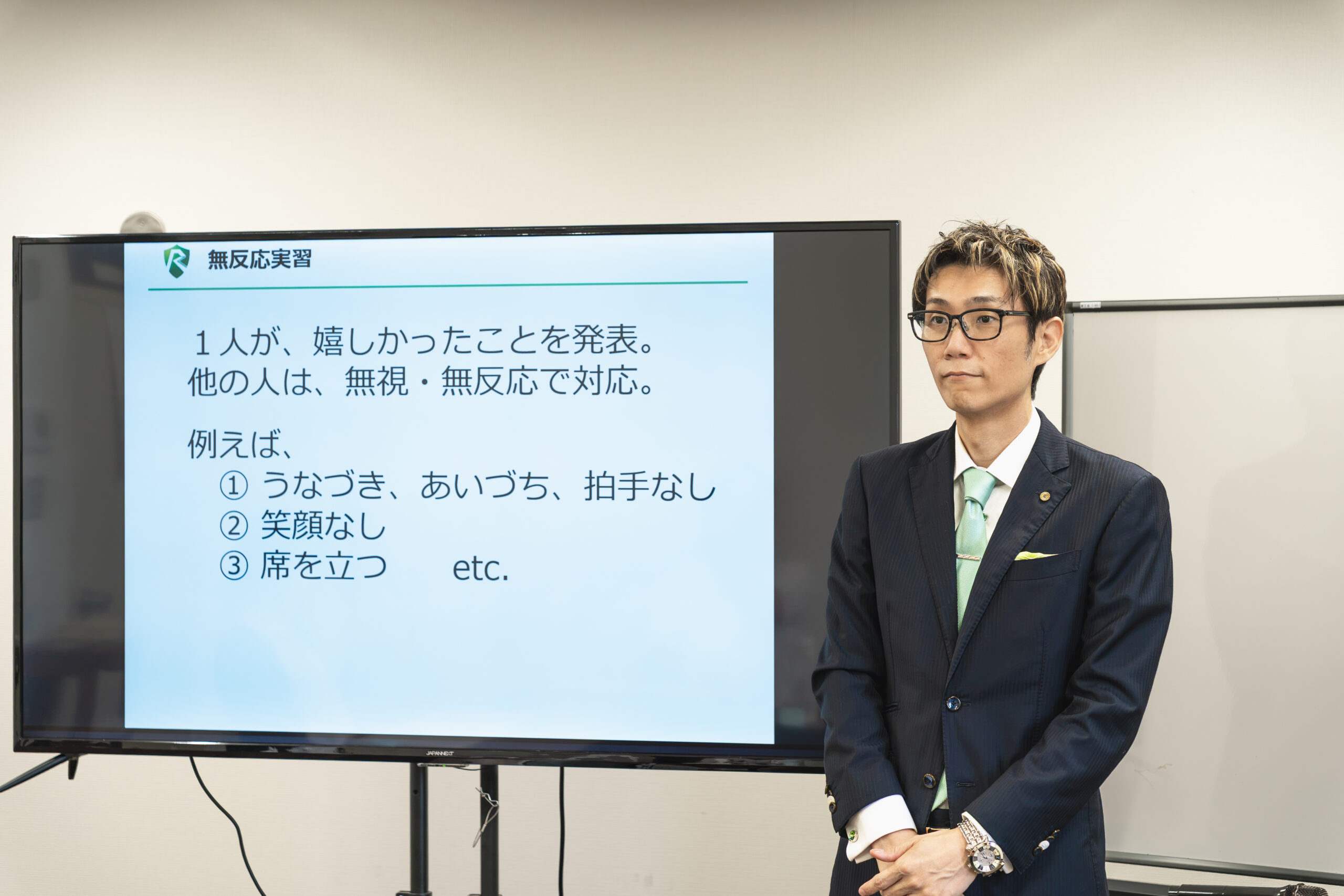 企業研修を行う講師の仕事風景