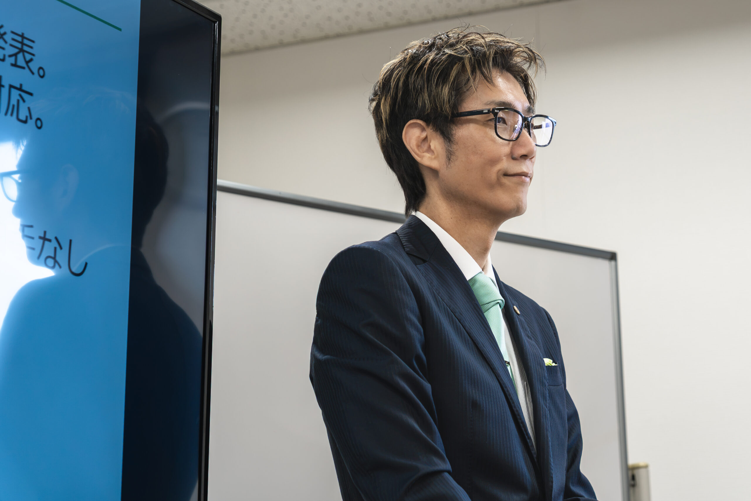 研修講師として企業研修を行う様子